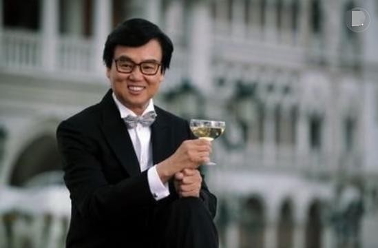 他曾捧红周润发，陪伴妻子抗癌15年，现在72岁身价百亿