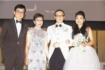 他曾捧红周润发，陪伴妻子抗癌15年，现在72岁身价百亿