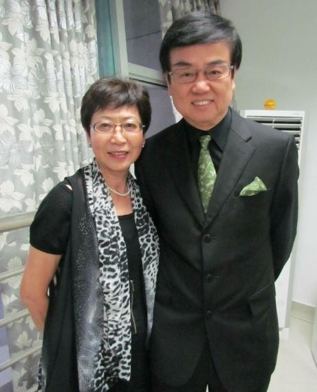 开心鬼黄百鸣：捧红周润发甄子丹，身价超百亿，妻子患癌不离不弃