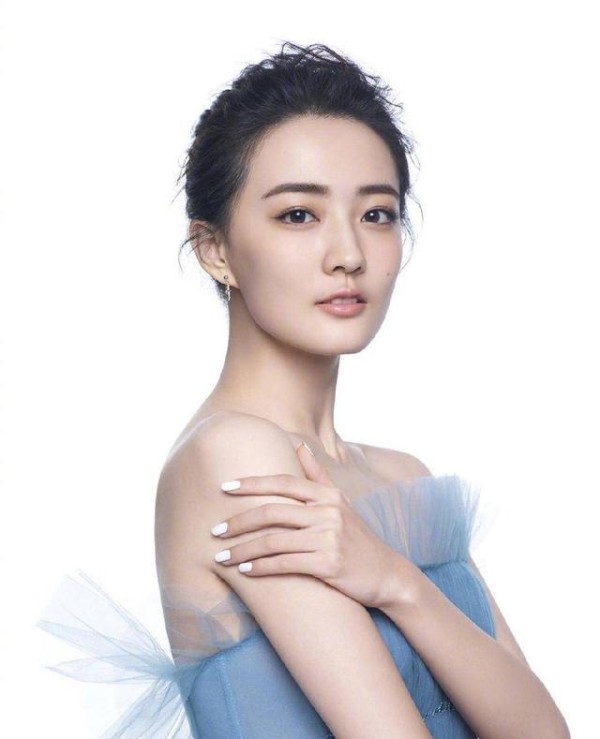 徐璐张铭恩恋情疑似曝光，两人搂肩牵手十指紧扣，举止超亲密！
