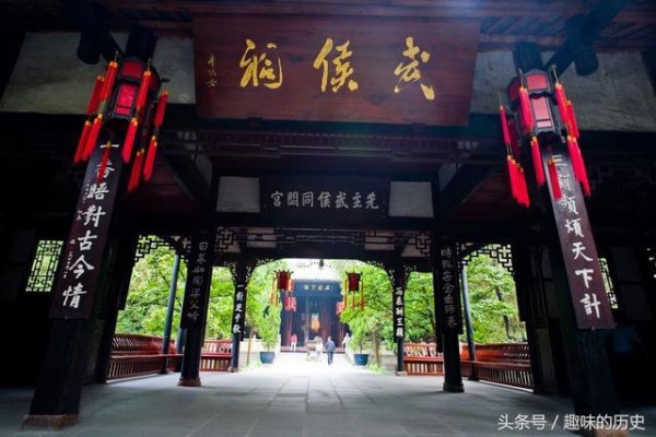 女模自称诸葛亮的后人，并拿出族谱，遭专家反驳！