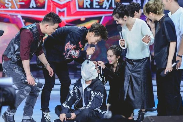 黄子韬和杨幂的不经意间，曾经暧昧八卦竟是谈判官“剧照”