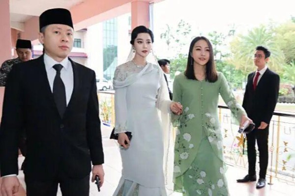 范冰冰傍上灰色大佬？唐嫣被朱珠艳压？敖瑞鹏反抗公司？杨采钰未婚生子被甩？男艺人未中经纪人套路？