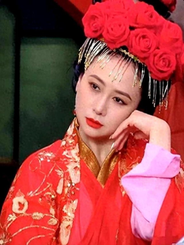 过气明星为生计沦落景区卖艺，这4位艺人太唏嘘