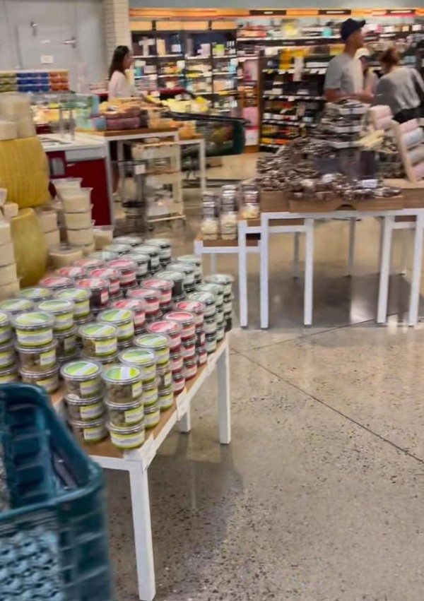 网友在美国偶遇徐静蕾黄立行 罕见同框引热议