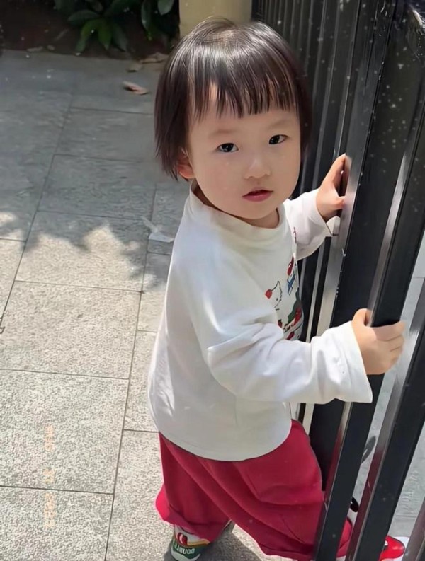 黄一鸣把女儿送回安徽老家，直言人各有命，网友：王思聪该出手了