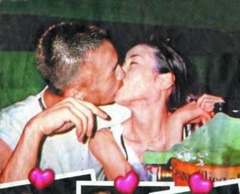 狗仔无处不在 明星当街不雅照