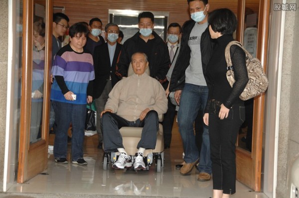 何超琼父亲是赌王