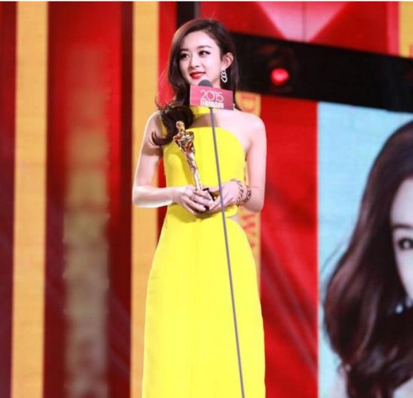 女明星化身“小黄鸭”，赵丽颖甜美，娜扎靓丽，周冬雨女人味十足