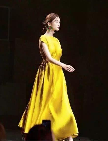 女明星化身“小黄鸭”，赵丽颖甜美，娜扎靓丽，周冬雨女人味十足