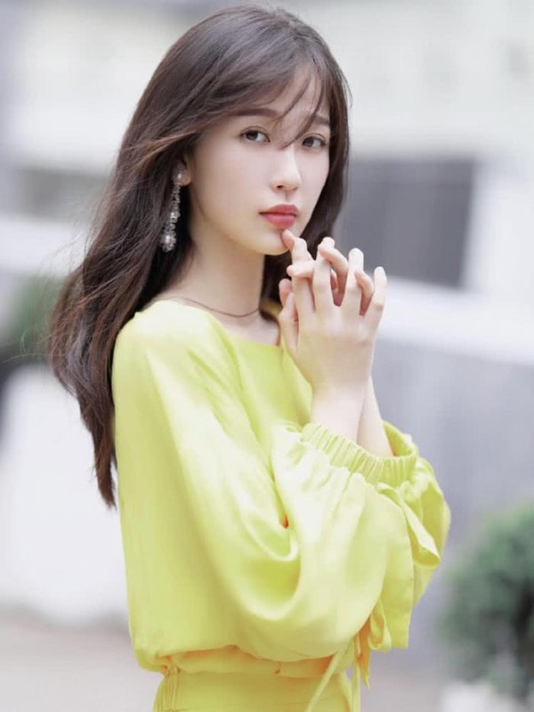 女明星化身“小黄鸭”，赵丽颖甜美，娜扎靓丽，周冬雨女人味十足