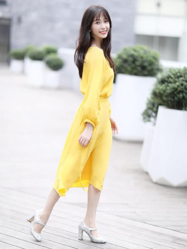 女明星化身“小黄鸭”，赵丽颖甜美，娜扎靓丽，周冬雨女人味十足