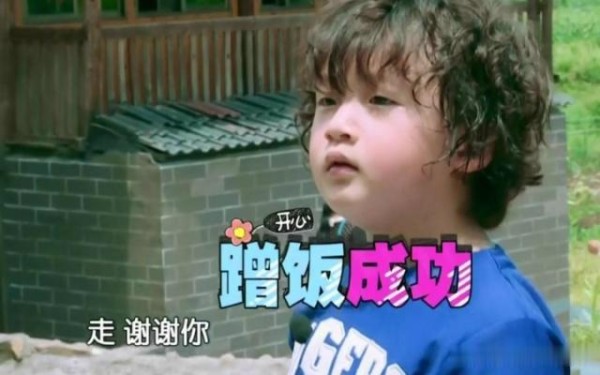 冉莹颖晒儿子得奖照片，呆萌吃货显露聪慧，与外国小朋友一同领奖