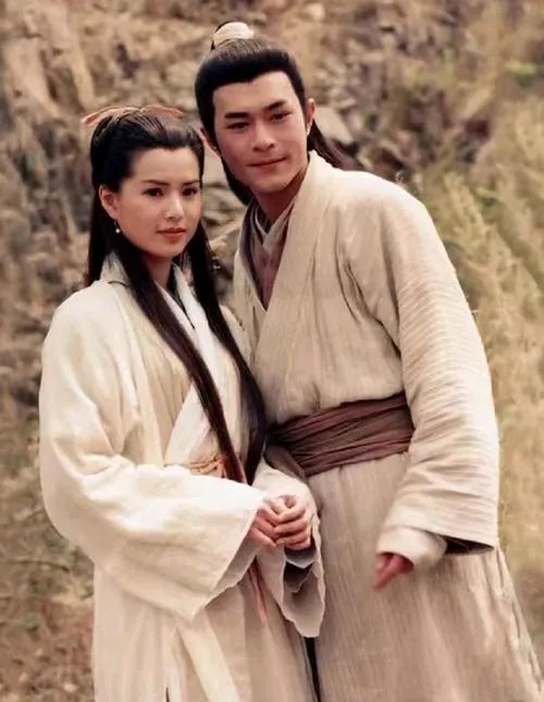 平姐说事：#杨过对小龙女的感情,到底是什么?#1. 杨过与小龙女关系的初期阶段

  • 师徒情深：在《神雕侠侣》的初期阶段，杨过与小龙女的关系主要是基于师徒之情。杨过在古墓中被小龙女收留并传授武功，这种深厚的师徒情谊发展奠定了基础。

  • 依赖与尊敬：在古墓中的相处过程中，杨过对小龙女产生了深厚的依赖和尊敬。小龙女不仅传授他武功，还给予他温暖和关怀，使他在孤独的童年中找到了依靠。

2. 杨...