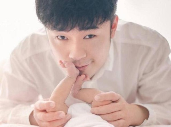 张子萱为陈赫退圈，三口之家如此幸福当初离婚没错