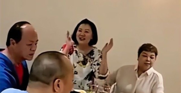 狄龙夫妇现身豪宅聚会，与众星喝酒唱歌太尽兴，陈国坤弹吉他伴奏