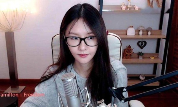 斗鱼一姐阿冷被疑整容失败，2年前照片和现在差别很明显