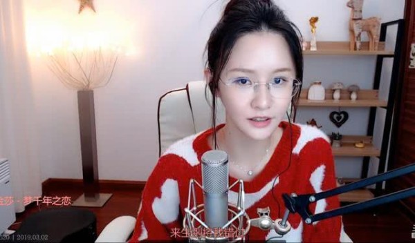 斗鱼一姐阿冷被疑整容失败，2年前照片和现在差别很明显