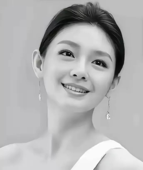 人类观察家：家人们，咱都知道大S家的三姐妹，那可都是娱乐圈的话题人物。平常大家关注最多的就是大S和小S，可其实大姐徐熙娴，也就是珍珍，颜值也相当能打！
 
珍珍虽说没像两个妹妹一样在娱乐圈大放异彩，但她这长相，真的很出众。她和大S、小S一样，都有着大眼睛，五官精致，气质也很温婉。年轻时候的珍珍，那模样放在人群里，也是一眼就能被注意到。
 
大S和小S在娱乐圈摸爬滚打，一个凭借《流星花园》成了无数人...