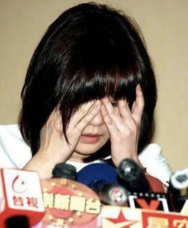 贾静雯赢麻了！被逼验DNA的女儿，竟成了前夫唯一孩子，继承50亿