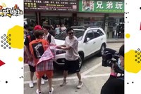 视频:邓超鹿晗陈赫新综艺路透 挎编织袋摆摊生活气息满满