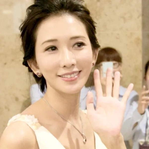 狮子座KK：徐静蕾47岁，未婚冻卵。
林志玲47岁，冻卵产女。
蔡卓妍39岁，离婚冻卵。


此外，48岁的袁立，42岁的陈乔恩，41岁的容祖儿，40岁的宋慧乔也选择了冻卵。


3字头的明星也开始思考这个问题：
38岁的田馥甄和33岁的阚清子，公开表示希望冻卵，39岁张钧甯也表示计划冻卵。


袁立说曾经流产，所以才会考虑冻卵，以防万一。她跟一个圈外人结婚之后，越发低调。


林志玲前后花费35...
