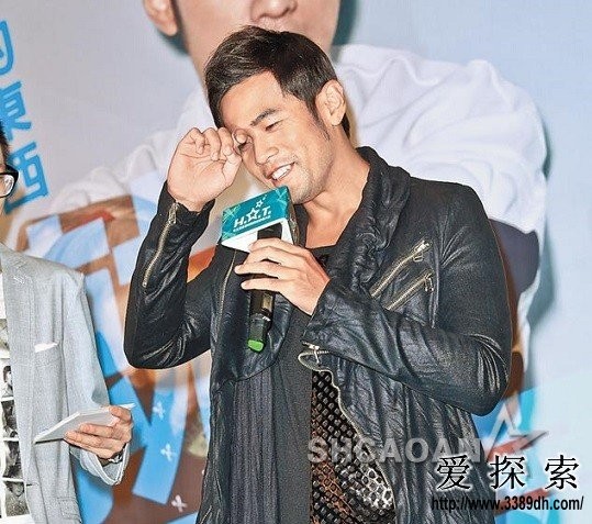 周杰伦拒绝受访被堵进厕所 昆凌爸爸和继母闹离婚又和解(图)