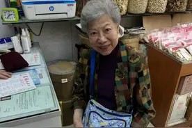 88岁老戏骨罗兰看中医,背尼龙包穿旧球鞋,对粉丝说话温柔无架子图片