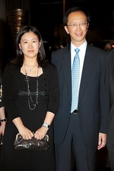 　　伏明霞老公——时任香港财政司司长梁锦松