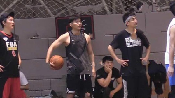 李亚鹏朋友圈真是神奇，跟李晨一起打篮球，和窦唯前前妻又是好友