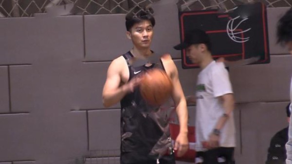 李亚鹏朋友圈真是神奇，跟李晨一起打篮球，和窦唯前前妻又是好友