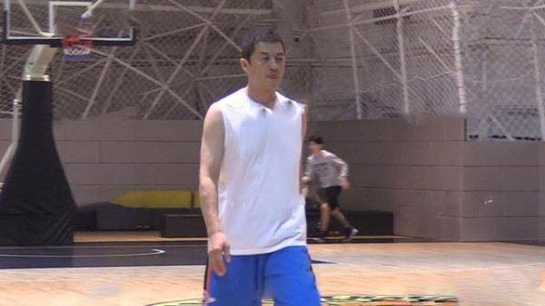 李亚鹏朋友圈真是神奇，跟李晨一起打篮球，和窦唯前前妻又是好友