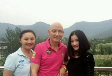 年轻时帅过华仔，演了一辈子坏蛋，妻子貌美如花12岁与他情定终身