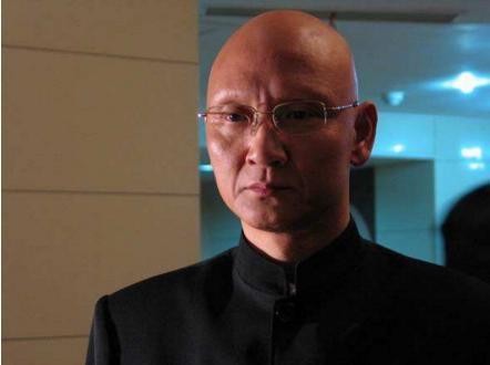 年轻时帅过华仔，演了一辈子坏蛋，妻子貌美如花12岁与他情定终身