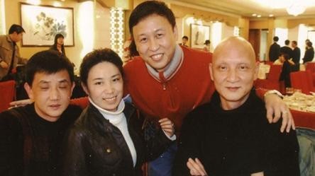 年轻时帅过华仔，演了一辈子坏蛋，妻子貌美如花12岁与他情定终身