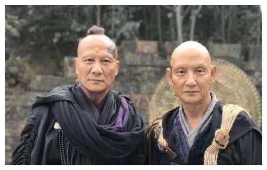 老戏骨沦落街头卖烤串？满脸皱纹依然心狠手辣，就问你敢吃么？