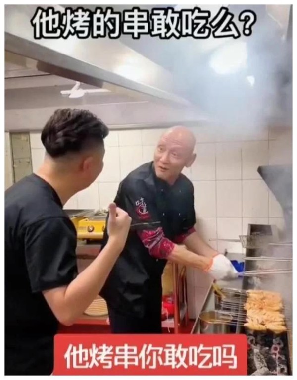 老戏骨沦落街头卖烤串？满脸皱纹依然心狠手辣，就问你敢吃么？