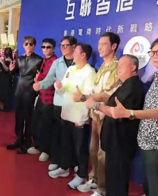 太排面！小杨哥香港公司开业，谭咏麟王晶亲自站台，戴墨镜引争议