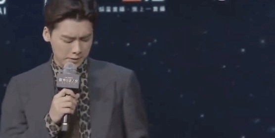 2018微博电影之夜颁奖典礼，李易峰和古力娜扎比身高，结果惨败