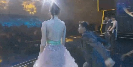 2018微博电影之夜颁奖典礼，李易峰和古力娜扎比身高，结果惨败