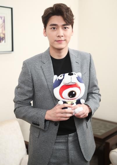 2018微博电影之夜颁奖典礼，李易峰和古力娜扎比身高，结果惨败