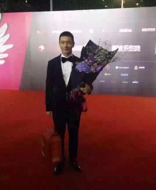 黄晓明带着粉丝送的大闸蟹走红毯，原因超暖心_娱乐_腾讯网