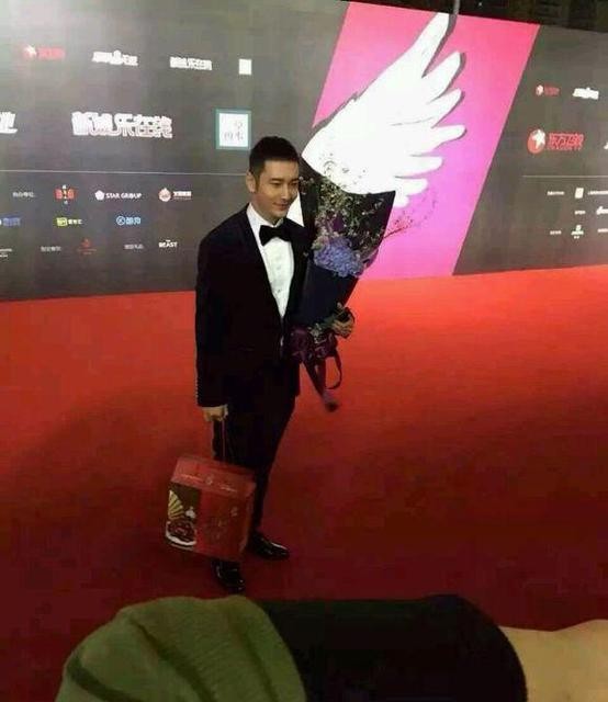 黄晓明带着粉丝送的大闸蟹走红毯，原因超暖心_娱乐_腾讯网