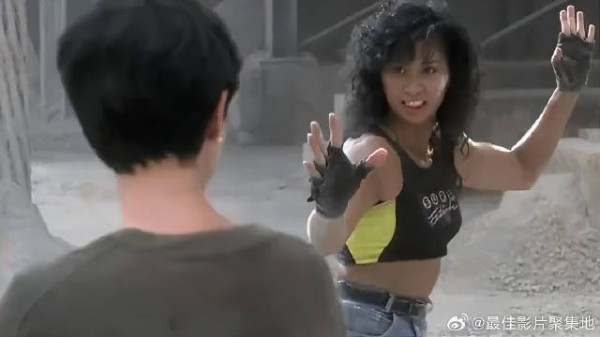 杀手开局亮肌肉，女警可不是花拳绣腿，一脚踢中她要害