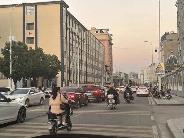 揭胡鑫宇案背后主播:三个月收入六位数 挖坑埋鞋赚流量