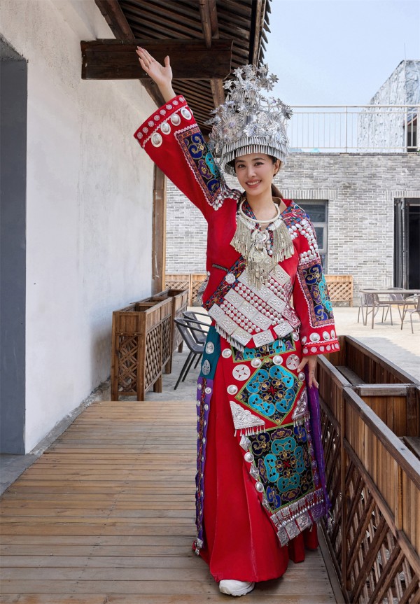 蔡依林超开心穿着苗族服饰.JPG