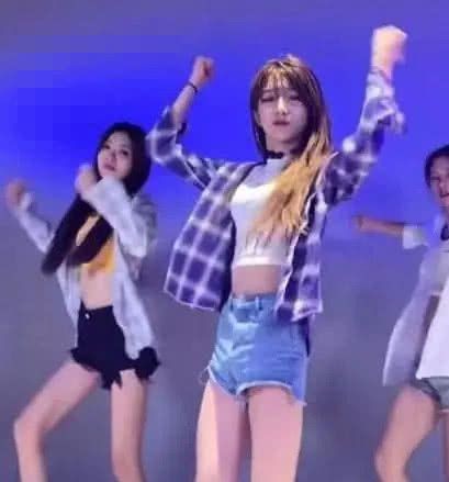 女装大佬艾比为何总带“项圈”？竟是因为它！网友：这才是心机！
