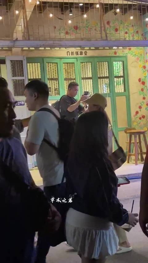 虞书欣泰国吃冰淇淋偶遇粉丝，挥手回应显亲和