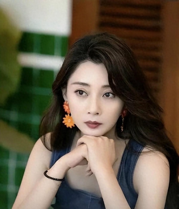 她是演员中的富婆，豪车多得开不过来，如今45岁却像年龄少女