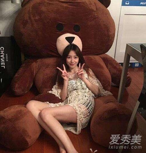 周二珂和胡冰卿是同一个人吗 周二珂在哪里直播微博私照流出